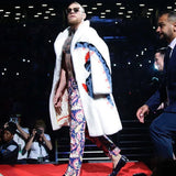 UFC Conor Conor McGrace champion debuts the same style of Western dragon faux fur arrogant domineering coat